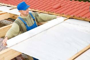 Монтаж изоляционных пленок на крыше дома в Севастополе 